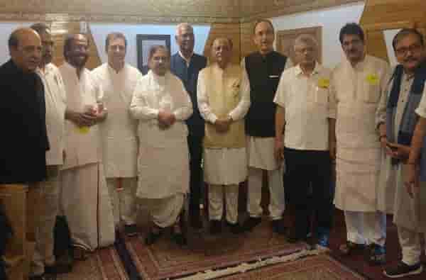 राहुल गांधींसह शिष्टमंडळाला श्रीनगरमध्ये अडवलं, पत्रकारांनाही धक्काबुक्की आणि मारहाणीचा आरोप