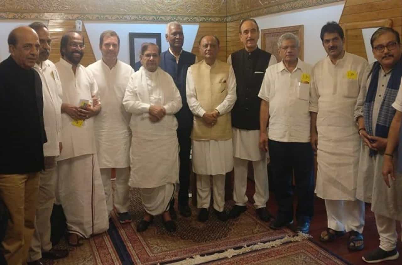 राहुल गांधींसह शिष्टमंडळाला श्रीनगरमध्ये अडवलं, पत्रकारांनाही धक्काबुक्की आणि मारहाणीचा आरोप