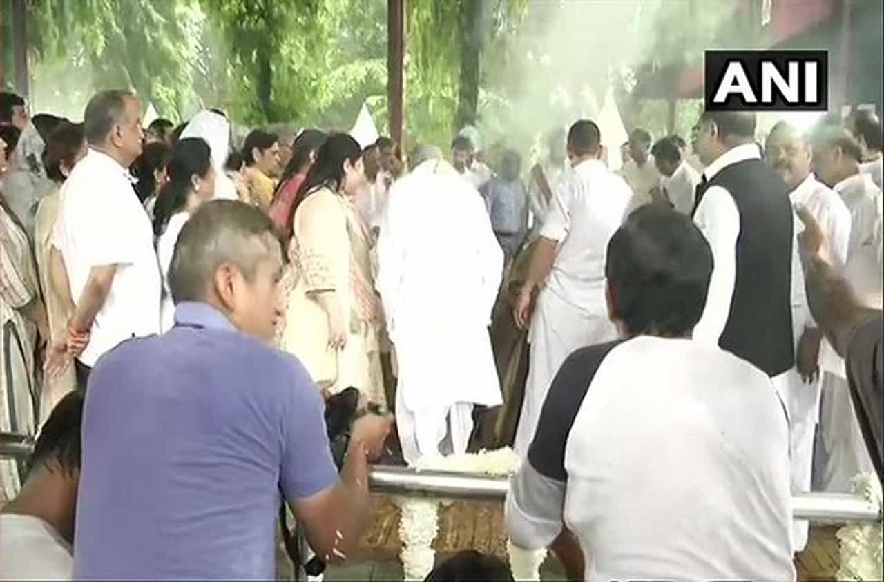 अरुण जेटली अनंतात विलीन, शोकाकुल वातावरणात अखेरचा निरोप