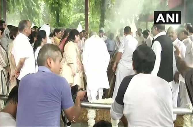 अरुण जेटली अनंतात विलीन, शोकाकुल वातावरणात अखेरचा निरोप