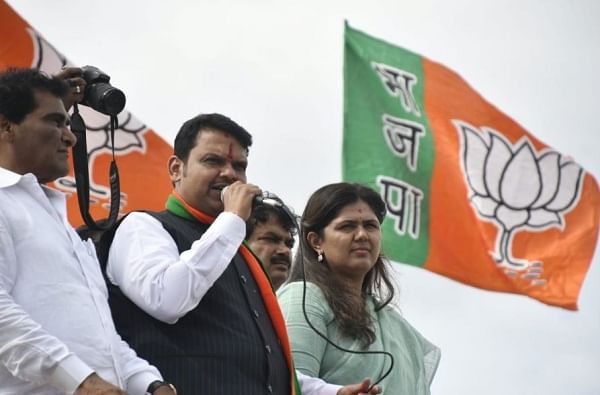 धनंजय मुंडे, पंकजाताई सोडा, तुम्हाला आमचे सुरेश धसच पुरेसे आहेत : मुख्यमंत्री धनंजय मुंडे, पंकजाताई सोडा, तुम्हाला आमचे सुरेश धसच पुरेसे आहेत : मुख्यमंत्री