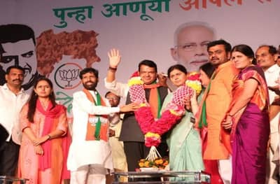 मेटे आल्याने मुंडे भगिनी रथातून उतरल्या, पंकजांची समजूत काढण्यासाठी मुख्यमंत्री रेस्ट हाऊसवर!