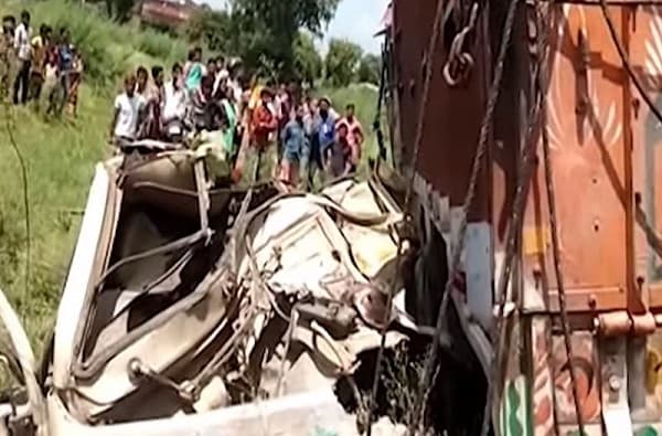 भरधाव ट्रकने टेम्पो आणि पिकअप कारला चिरडलं, 16 प्रवाशांचा मृत्यू