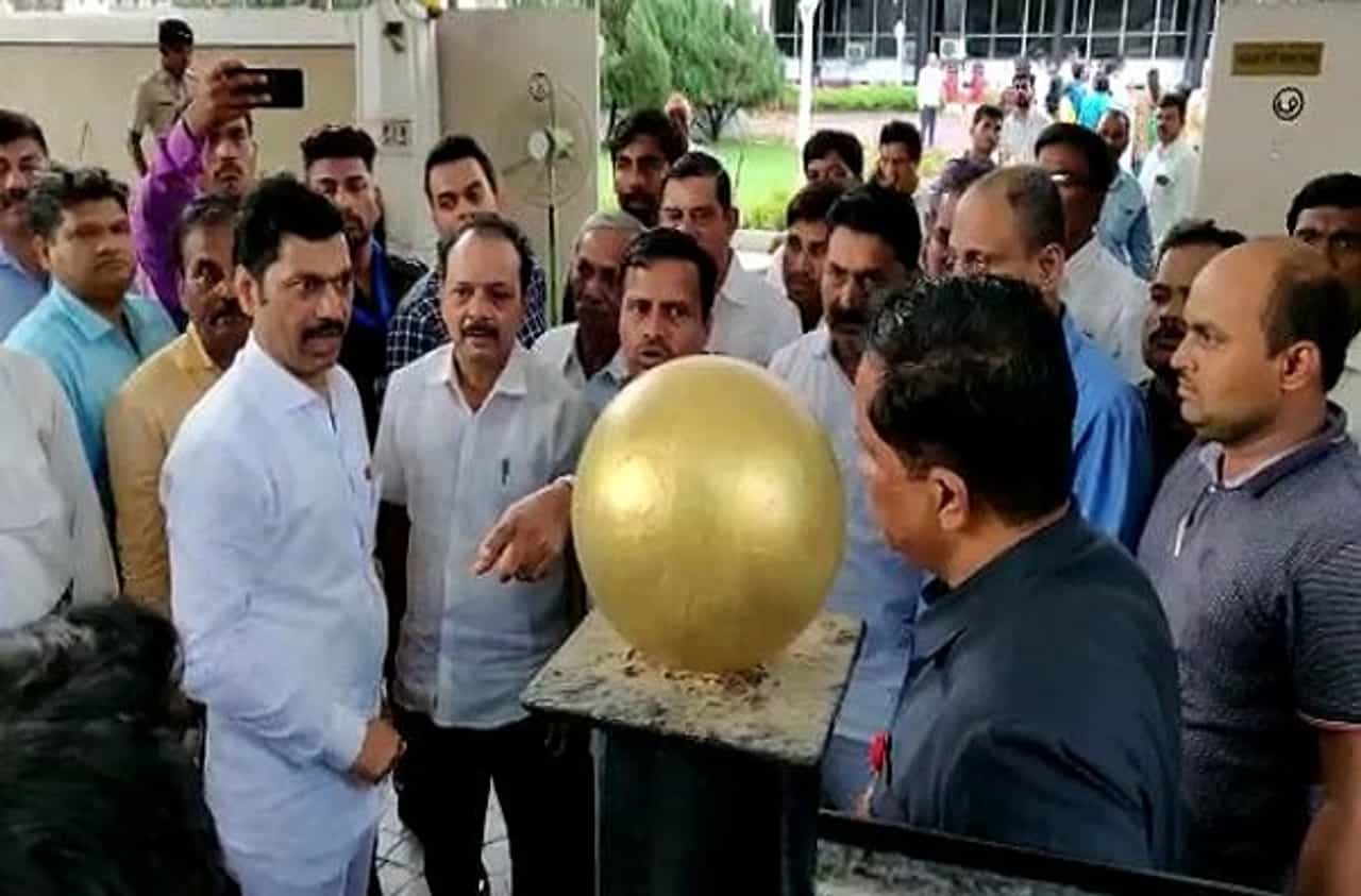 शिक्षकांवर लाठीचार्ज झाल्यानंतर आमदारांचीही आंदोलनात उडी