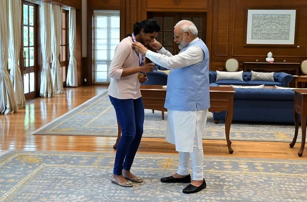 तू देशाची शान आहेस, मोदींकडून पी. व्ही. सिंधूचं कौतुक