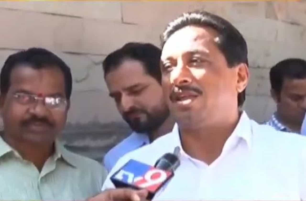 कॅबिनेट बैठकीपूर्वी शिवसेना आमदारांना गेटवर रोखलं, अनेक आमदार फूटपाथवर