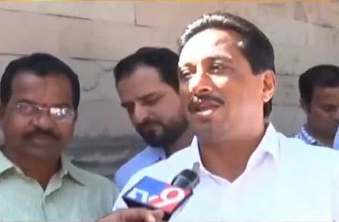 कॅबिनेट बैठकीपूर्वी शिवसेना आमदारांना गेटवर रोखलं, अनेक आमदार फूटपाथवर