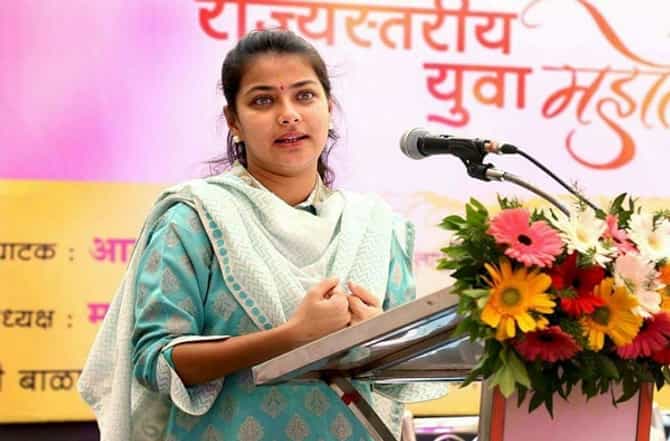 आमदार प्रणिती शिंदेंविरोधात कोर्टाकडून अटक वॉरंट जारी
