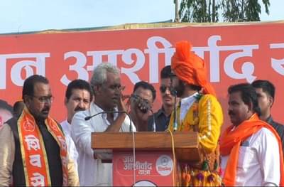 .... म्हणून भरसभेत आदित्य ठाकरेंनी शेतकऱ्याला स्टेजवर बोलवून सत्कार केला