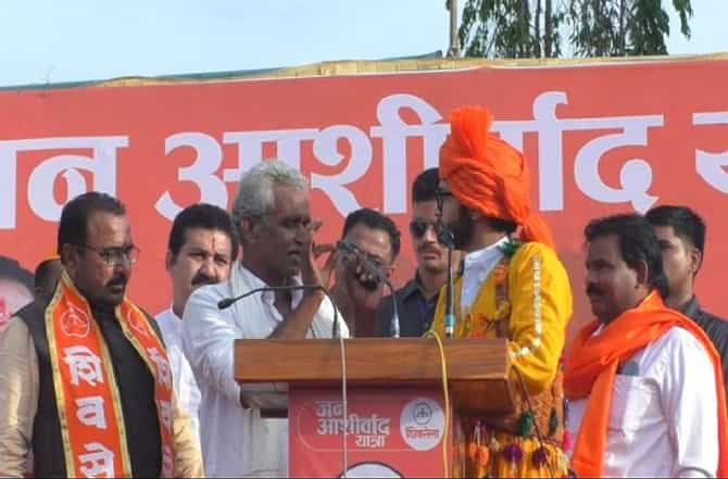 .... म्हणून भरसभेत आदित्य ठाकरेंनी शेतकऱ्याला स्टेजवर बोलवून सत्कार केला
