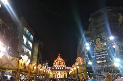 पुण्याच्या श्रीमंत दगडूशेठ हलवाई गणपती ट्रस्टच्या वतीने यंदा आकर्षक सूर्यमंदिराचा देखावा