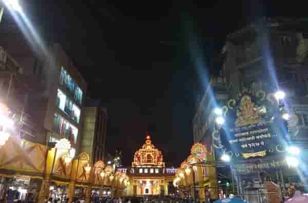 पुण्याच्या श्रीमंत दगडूशेठ हलवाई गणपती ट्रस्टच्या वतीने यंदा आकर्षक सूर्यमंदिराचा देखावा