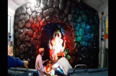 मनमाड-मुंबई गोदावरी एक्स्प्रेसमध्ये बाप्पा विराजमान