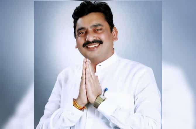 उस्मानाबादमध्ये काँग्रेसला खिंडार, जिल्हाध्यक्ष प्रशांत चेडेंसह डझनभर नेते शिवसेनेत