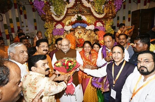 आगामी विधानसभा निवडणुकीत घवघवीत यश मिळवण्यासाठी भाजपाची जोरादार तयारी सुरु आहे. या पार्श्वभूमीवर केंद्रीय गृहमंत्री अमित शाह आज (2 सप्टेंबर) मुंबईत गणेश दर्शनासाठी दाखल झाले आहेत. यावेळी अमित शाह यांनी सिद्धिविनायक मंदिराला भेट दिली. तसेच लालबागचा राजा येथेही भेट देणार आहेत.