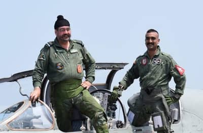 वायूदल प्रमुखांसोबत विंग कमांडर अभिनंदन वर्धमान यांची पुन्हा भरारी