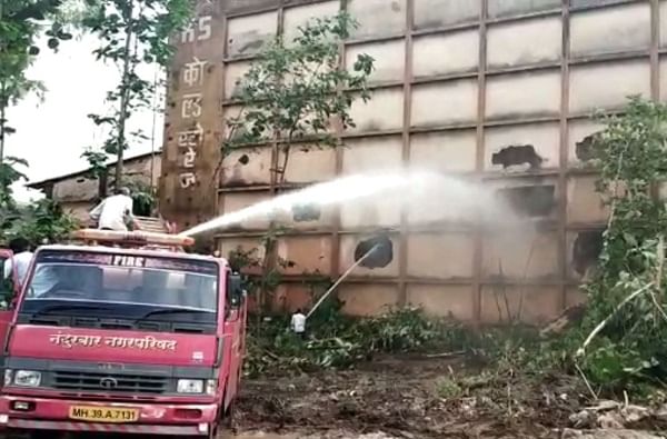 धुळ्यातील कोल्ड स्टोरेजला भीषण आग, लाखो रुपयांचं नुकसान