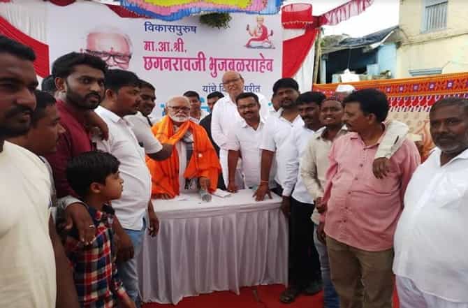 अखेर भुजबळांच्या खांद्यावर भगवी शाल, शिवसैनिक म्हणाले, साहेब लवकर या