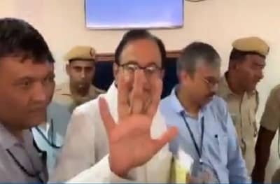 GDP वरुन कोर्ट रुमबाहेर चिदंबरम यांचा मोदी सरकारला टोमणा, CBI कोठडीच्या प्रश्नावर म्हणाले 5% - 5%!