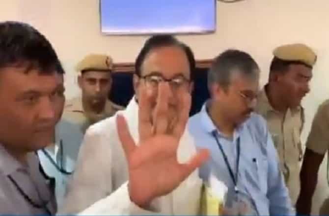 GDP वरुन कोर्ट रुमबाहेर चिदंबरम यांचा मोदी सरकारला टोमणा, CBI कोठडीच्या प्रश्नावर म्हणाले 5% - 5%!