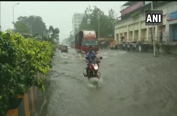 नवी मुंबईतही काल रात्री पासून मुसळधार पाऊस पडत आहे. त्यामुळे येथील रस्त्यावर मोठ्या प्रमाणात पाणी साचलं आहे.