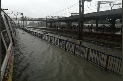 Mumbai Local Live Update | मध्य रेल्वेवर खोळंबा, पश्चिम रेल्वेवर स्लो मार्ग ठप्प