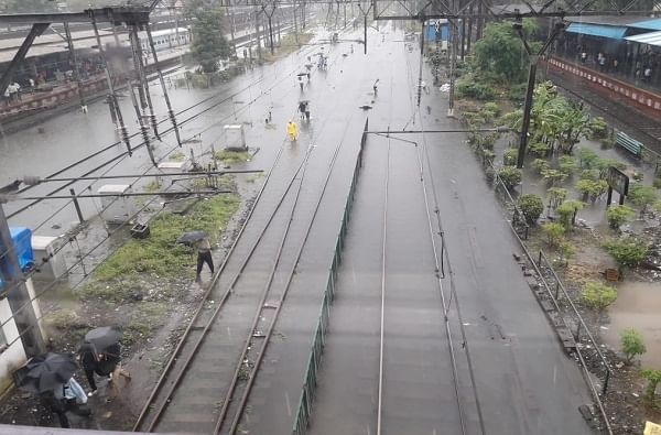 MUMBAI RAIN LIVE : तीनही मार्गावरील लोकल वाहतूक अद्याप ठप्प
