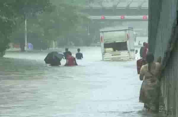 मुंबईत पावसाच्या पार्श्वभूमीवर #RedAlert! ग्रीन, येलो, ऑरेंज आणि रेड अलर्टचा नेमका अर्थ काय?