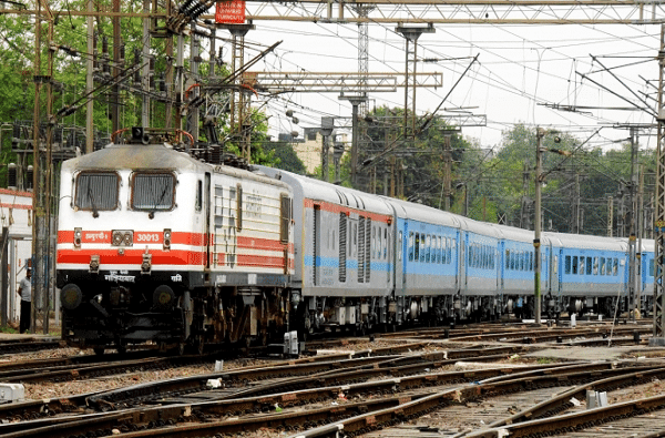 कोकणात जाणाऱ्या विशेष ट्रेनकडे चाकरमान्यांची पाठ, रत्नागिरीत 2 ट्रेनमधून केवळ 27 प्रवाशी उतरले