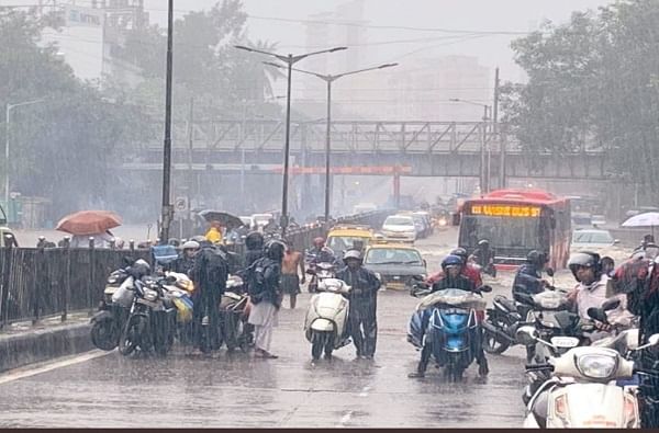 Rain Live Update : मुंबईसह उपनगरांत मुसळधार पाऊस, येत्या 24 तासात अतिवृष्टीचा इशारा