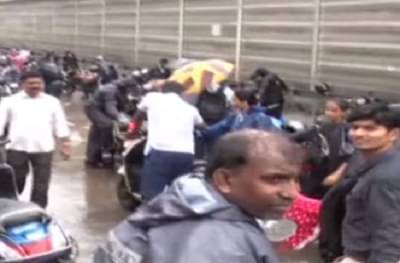 पावसाने असंख्य दुचाकींची वाट, किक मारुन मुंबईकर हैराण