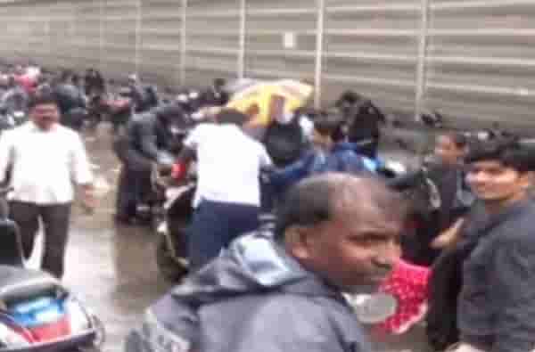 पावसाने असंख्य दुचाकींची वाट, किक मारुन मुंबईकर हैराण