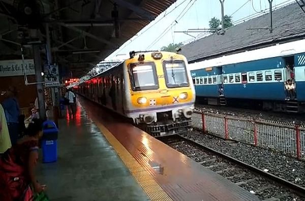 Mumbai Live : मुंबईत पावसाची विश्रांती, मध्य रेल्वे उशिराने, पश्चिम रेल्वे पूर्वपदावर