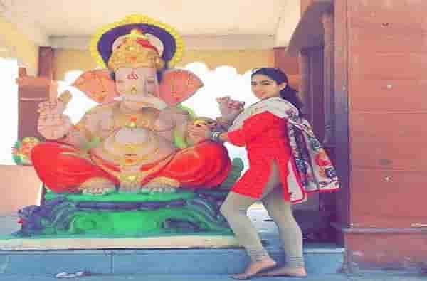 तुझा धर्म कोणता? गणपतीच्या पुजेनंतर सारा अली खान ट्रोल