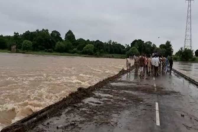 6 नद्यांचा गडचिरोलीला वेढा, 100 गावांचा संपर्क तुटला, पावसाचा हाहाकार