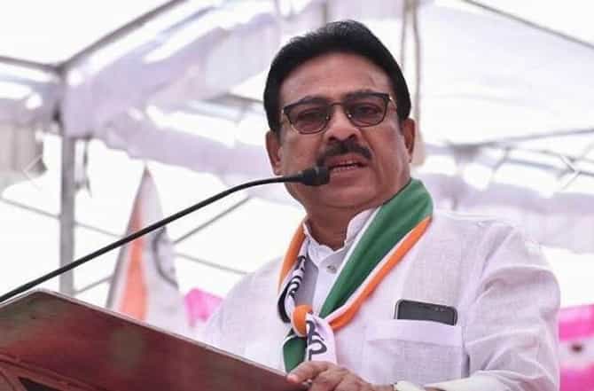 कुंभमेळ्यातील वशीकरणाच्या मंत्राने महाजनांनी मुख्यमंत्र्यांना वश केलं : डॉ. सतीश पाटील