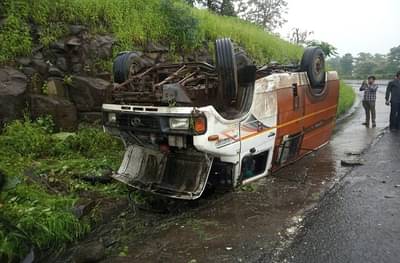 LIVE : साडे चार कोटी रुपये घेऊन जाणारं अॅक्सिस बँकेचं वाहन पलटी