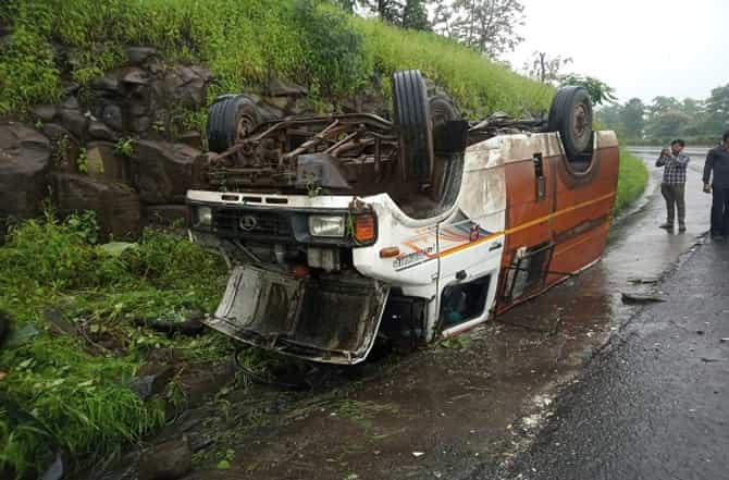 LIVE : साडे चार कोटी रुपये घेऊन जाणारं अॅक्सिस बँकेचं वाहन पलटी