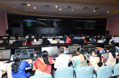 Chandrayaan 2 : चंद्रापासून अवघं 2.1 किमी अंतर, विक्रम लँडर संपर्काबाहेर
