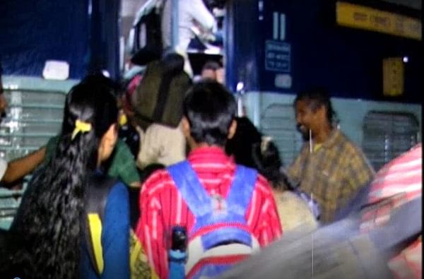 मास्क, सोशल डिस्टन्सिंग आणि तिकीट बुकिंग, रेल्वे प्रवाशांसाठी गृह मंत्रालयाची नियमावली जारी मास्क, सोशल डिस्टन्सिंग आणि तिकीट बुकिंग, रेल्वे प्रवाशांसाठी गृह मंत्रालयाची नियमावली जारी