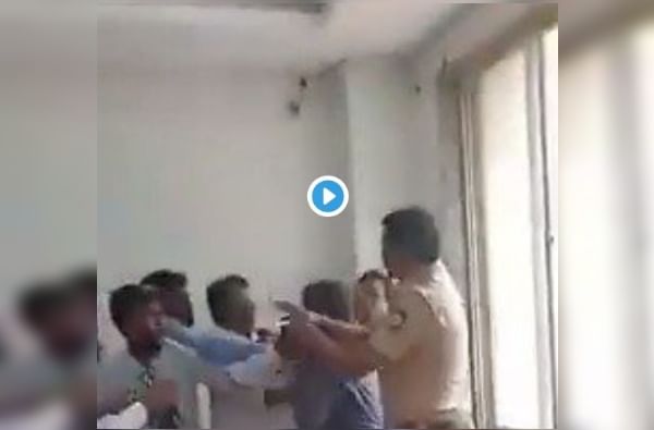 VIDEO: नेत्याबद्दल वादग्रस्त वक्तव्य, समर्थकांकडून वाहतूक पोलीस निरीक्षकास बेदम मारहाण VIDEO: नेत्याबद्दल वादग्रस्त वक्तव्य, समर्थकांकडून वाहतूक पोलीस निरीक्षकास बेदम मारहाण