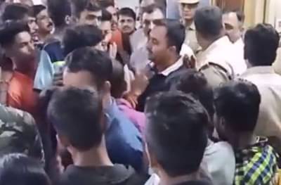 चाकरमानी संतापले, रेल्वेचा दरवाजा न उघडल्यानं लाथांचा वर्षाव