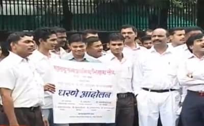 शिक्षकांसह सर्वच सरकारी कर्मचाऱ्यांचा जुन्या पेन्शनसाठी एल्गार