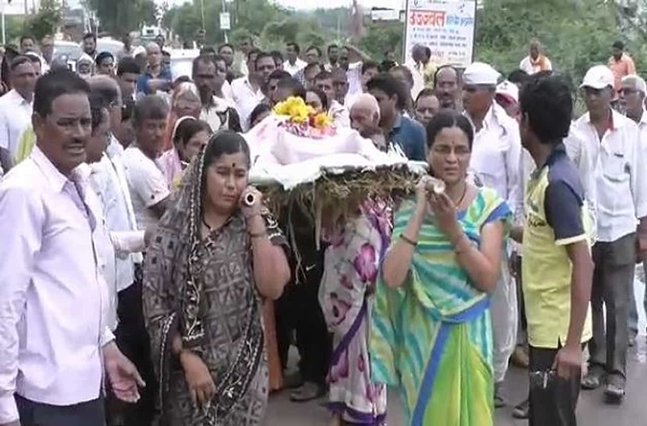 आईसारखं सांभाळलेल्या सासूचं निधन, चार सुनांनी स्वतः खांदा दिला