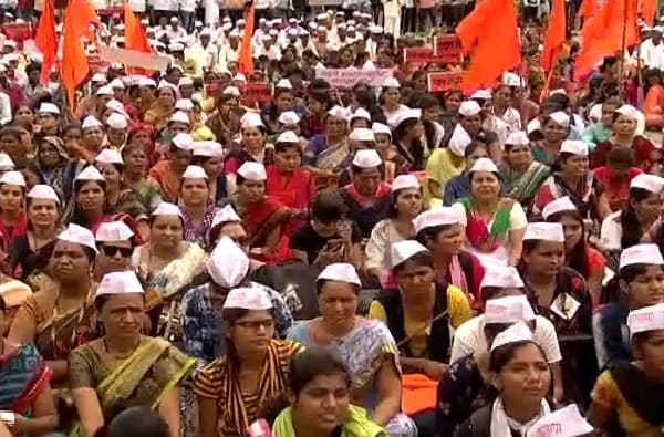 वाढीव आरक्षणासाठी वंजारी समाज रस्त्यावर, शिवसेना आमदाराचीही साथ
