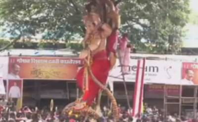 उंचीमुळं पुलाखाली अडकलेला परळचा महाराजा सुखरुप मार्गस्थ