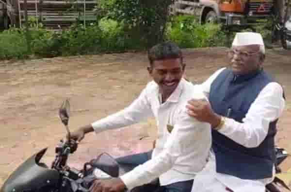 विधानसभा अध्यक्ष दुचाकीवर, भास्कर जाधवांचा राजीनामा स्वीकारण्यासाठी धावाधाव