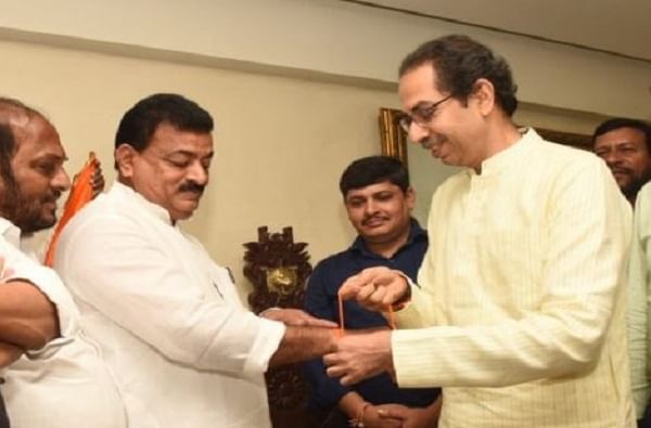'मातोश्री'च्या पायऱ्यांवरून परत गेलेले भास्कर जाधव 15 वर्षांनी पुन्हा 'मातोश्री'वर 'मातोश्री'च्या पायऱ्यांवरून परत गेलेले भास्कर जाधव 15 वर्षांनी पुन्हा 'मातोश्री'वर