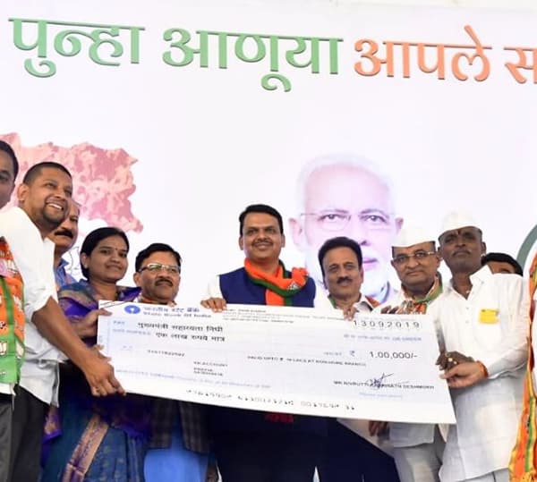शिर्डी : मुख्यमंत्री देवेंद्र फडणवीस यांच्या संगमनेरमधील महाजनादेश यात्रेला उपस्थित राहून किर्तनकार निवृत्ती महाराज इंदुरीकर यांनी मुख्यमंत्री सहाय्यता निधीमध्ये एक लाख रुपयांचं योगदान दिलं.