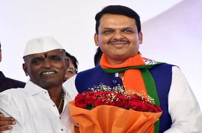 इंदुरीकर महाराज निवडणूक लढवण्याची चर्चा, थेट काँग्रेस प्रदेशाध्यक्षांना भिडणार?